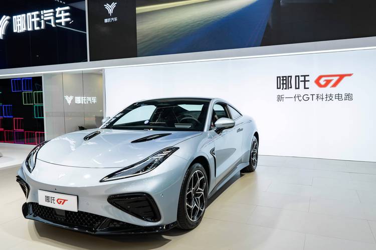 广州76哪吒汽车在智能汽车领域的表现，领途汽车在新能源汽车市场中的影响力